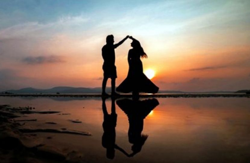 সঙ্গীর হাত ধরার ভঙ্গি