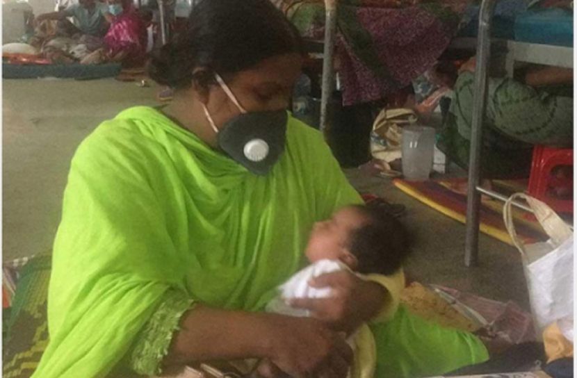 হাসপাতালের মেঝেতে করোনায় আক্রান্ত শিশু