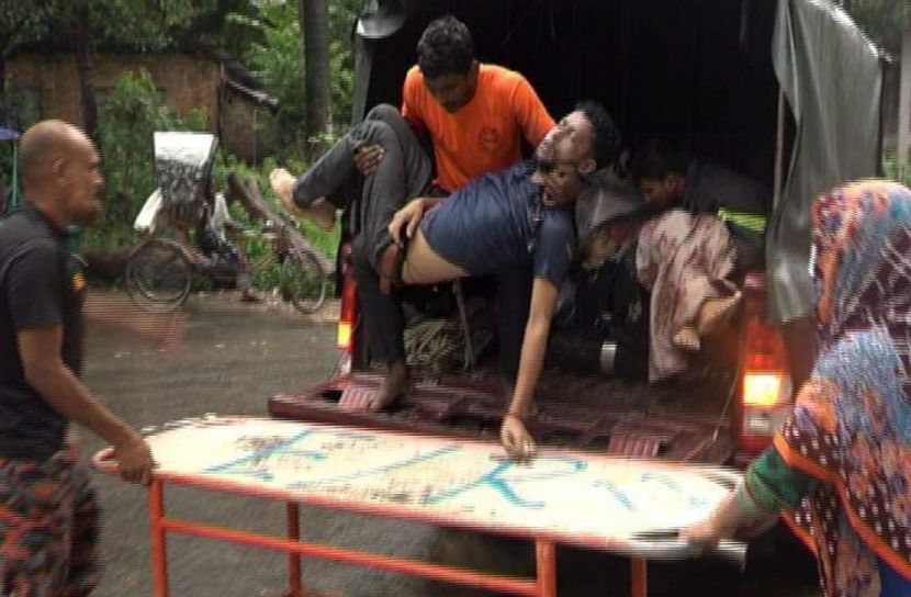 চট্টগ্রামে সড়ক থেকে ড্রেনে অটোরিকশা, নিহত ২