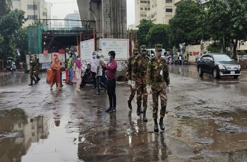 শাহবাগে সেনাবাহিনীর টহল