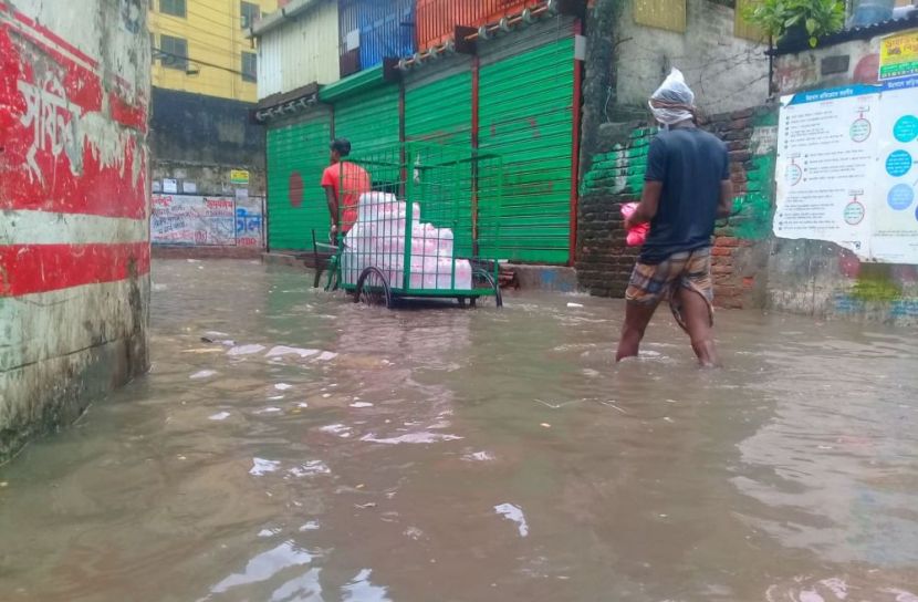 বৃষ্টিতে সড়কে জমেছে পানি। পশ্চিম রাজাবাজার, ফার্মগেট ছবি: আসমাউল মুত্তাকিন