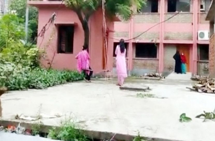 আইসোলেশনের রোগীরা চায়ের দোকানে