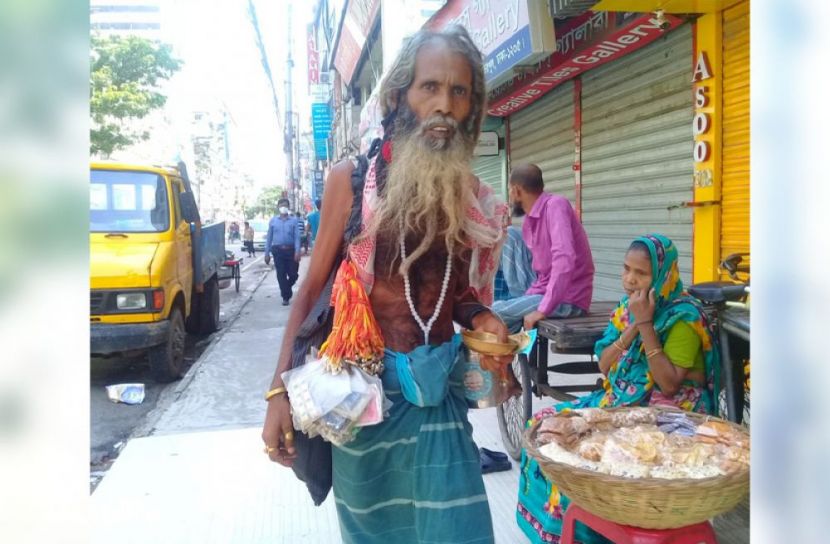 একটু খাবার! খাবারে জন্য পথে ঘরছেন এক ভিক্ষুক। হাতিরপুল, ঢাকা ,ছবি: আসমাউল মুত্তাকিন।