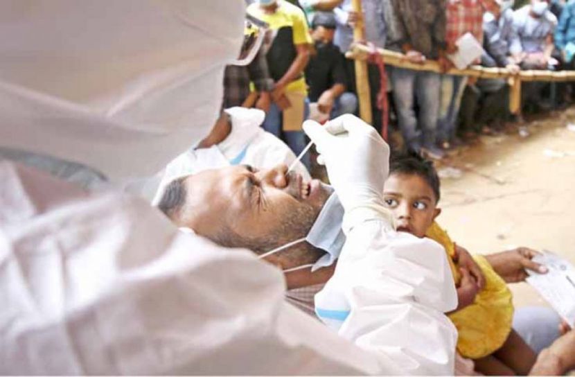 চট্টগ্রামে করোনার কারখানা কম বয়সীরা, মৃত্যুতে বয়স্করা