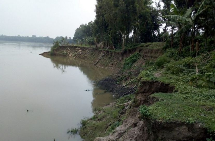 ধামইরহাটে বাঁধ ধসে যাওয়ার আশংকা 