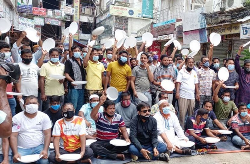 রাজশাহীতে থালা হাতে দোকানীরা
