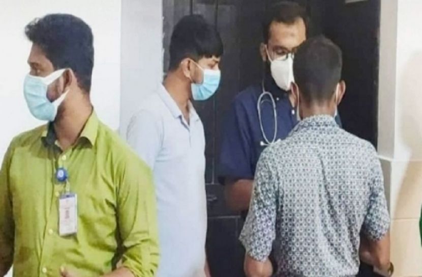 আইসোলেশনে না থেকে, রোগী দেখছেন চিকিৎসক 