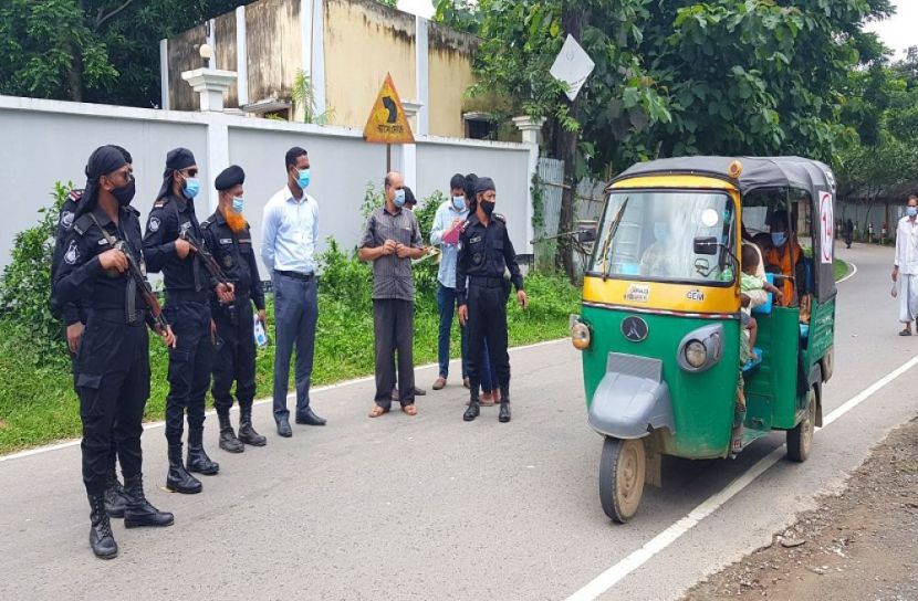 স্বাস্থ্যবিধি মানাতে জেলা প্রশাসক র‍্যাবের অভিযান