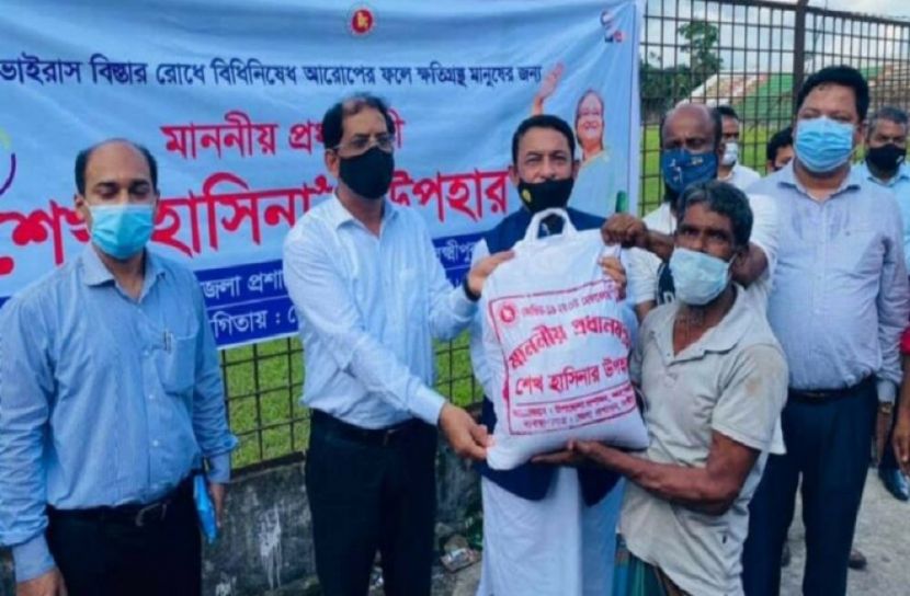 লক্ষ্মীপুরে প্রধানমন্ত্রীর দেওয়া উপহার বিতরণ