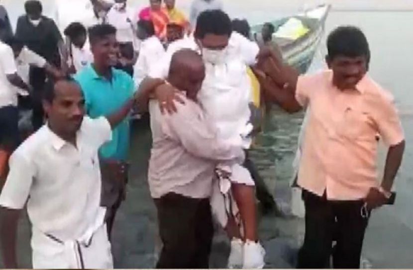 বাঁচতে কাঁধে উঠলেন মন্ত্রী!