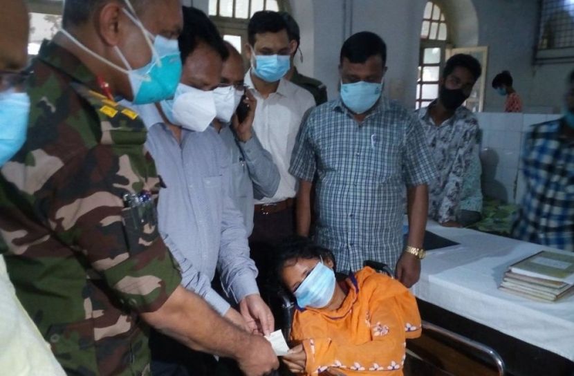 আহতদের ৫০ হাজার টাকার চেক হস্তান্তর 