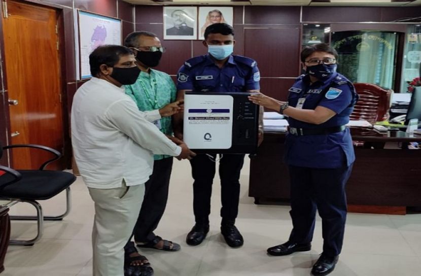 উদীচীকে অক্সিজেন কনসেনট্রেটর দিলেন আইজিপি