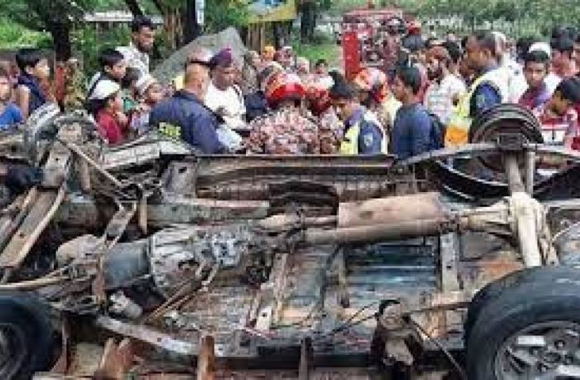 কুমিল্লায় ট্রাকের ৩ যাত্রী নিহত