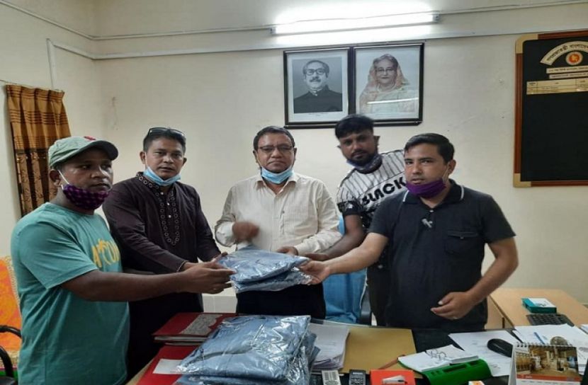 সৈয়দপুরে স্বাস্থ্য সুরক্ষা সামগ্রী দিলো কৃষক লীগ