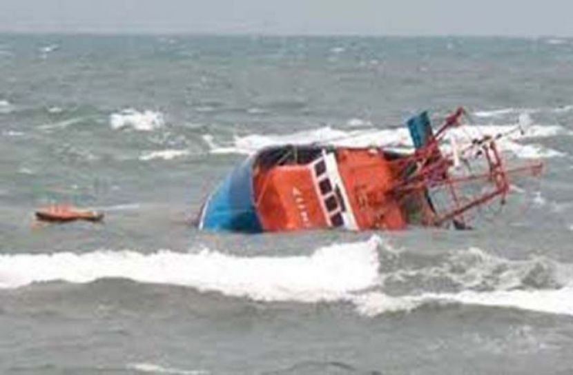 ট্রলার ডুবে ৯ জেলের মৃত্যু