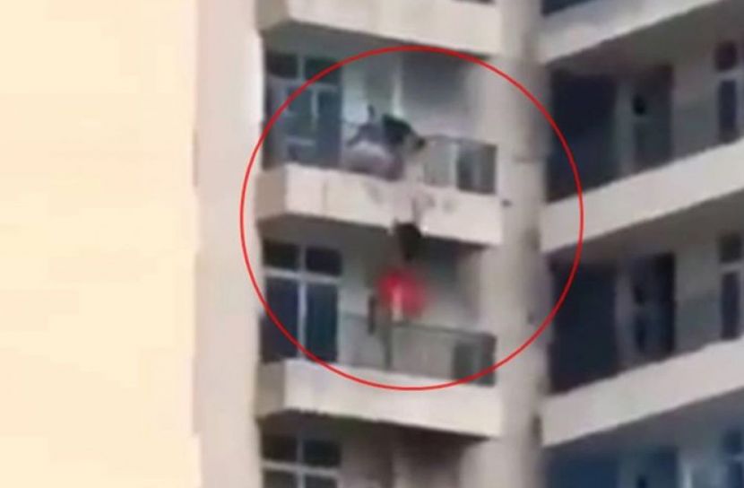 হাত ফসকে ১০ তলা থেকে নিচে স্ত্রী!