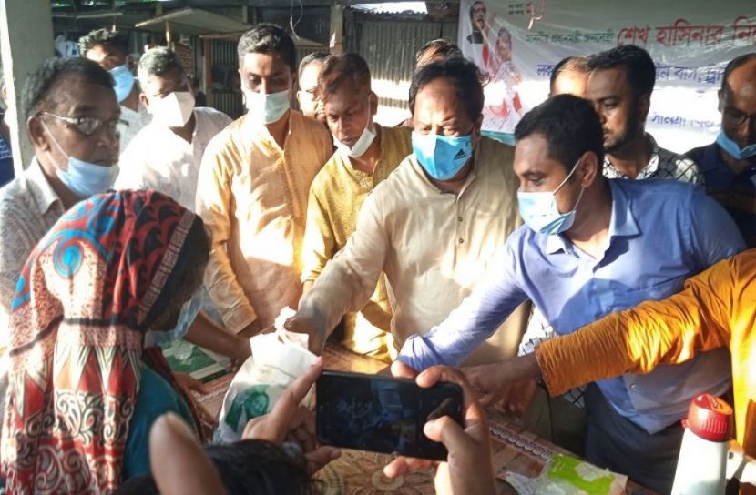 মানিকগঞ্জে  সেচ্ছাসেবকলীগের ত্রাণ সামগ্রী বিতরণ বুথ উদ্বোধন