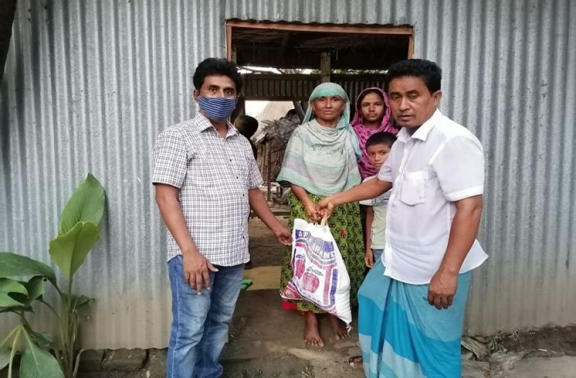 কর্মহীন পরিবারকে ঈদ উপহার দিলো আলী আজম