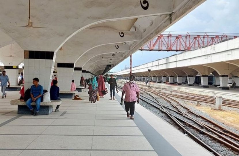 ভিড় নেই কমলাপুর রেল স্টেশনে