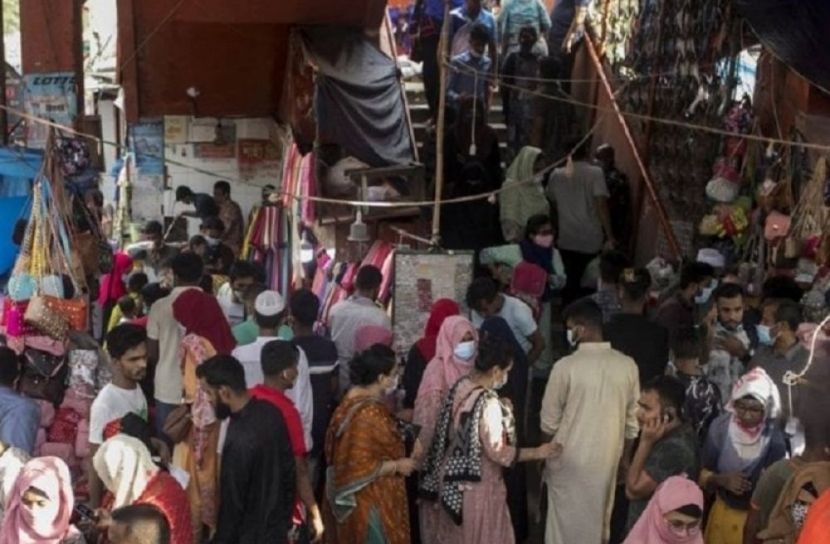 স্বাস্থ্যবিধির তোয়াক্কা না করে কেনাকাটা
