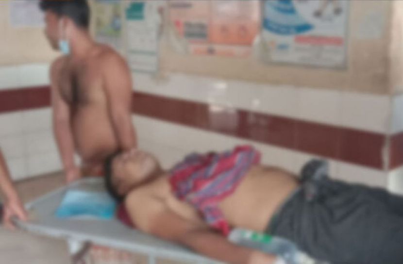 কোরবানি কারণে নিজের বুকে যুবকের ছুরিকাঘাত!