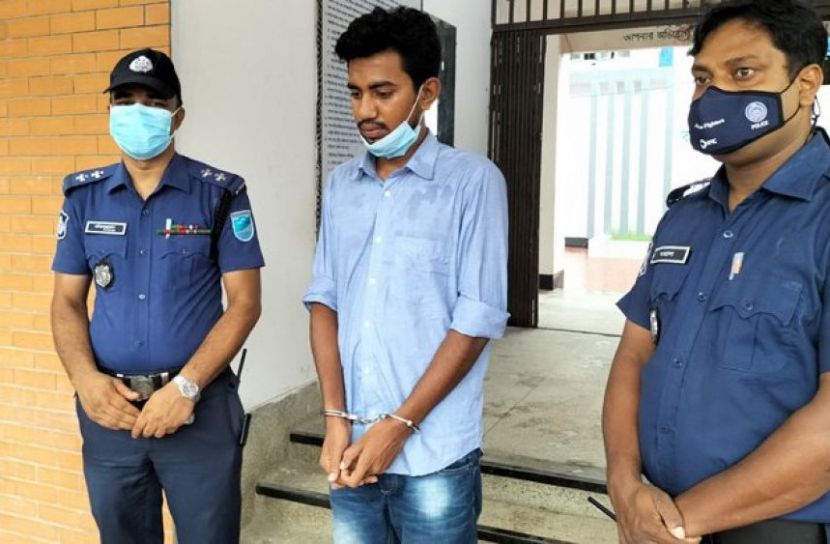 মেয়েদের স্পর্শকাতর ছবি তুলে ব্ল্যাকমেল 