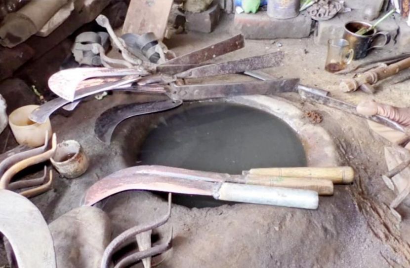 হতাশায় সময় কাটছে কামারদের