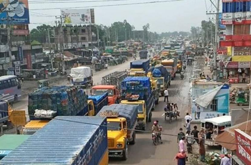সিরাজগঞ্জে গাড়ির ধীরগতি, বৃষ্টিতে ভোগান্তি 