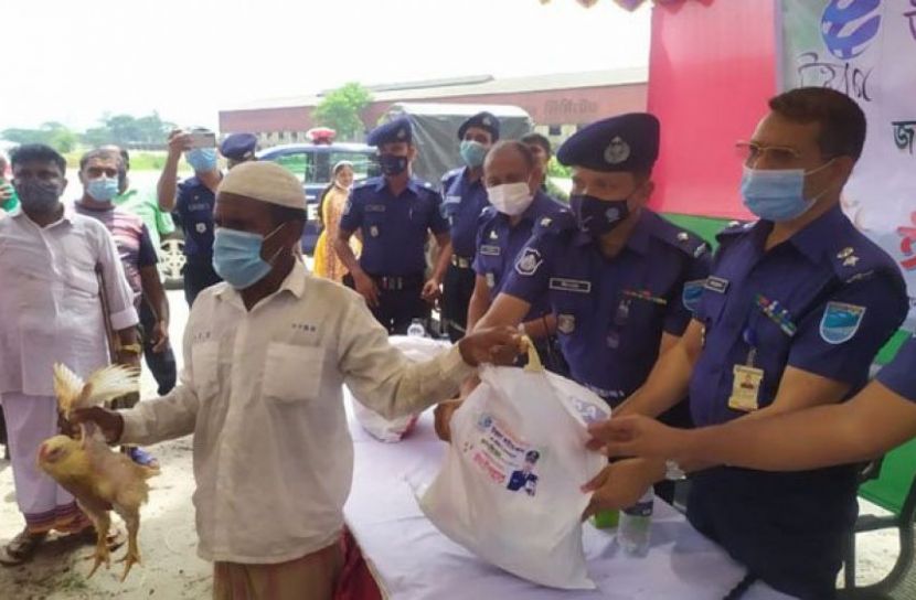 বন্দরে বেদে-হিজড়াদের মাঝে ঈদসামগ্রী বিতরণ