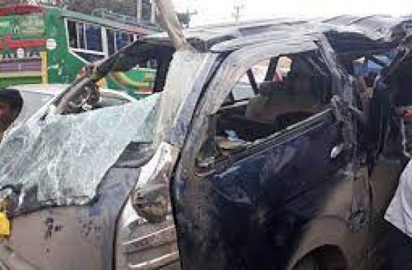 মুন্সিগঞ্জে প্রাইভেট কার খাদে পড়ে, নিহত ৩ 