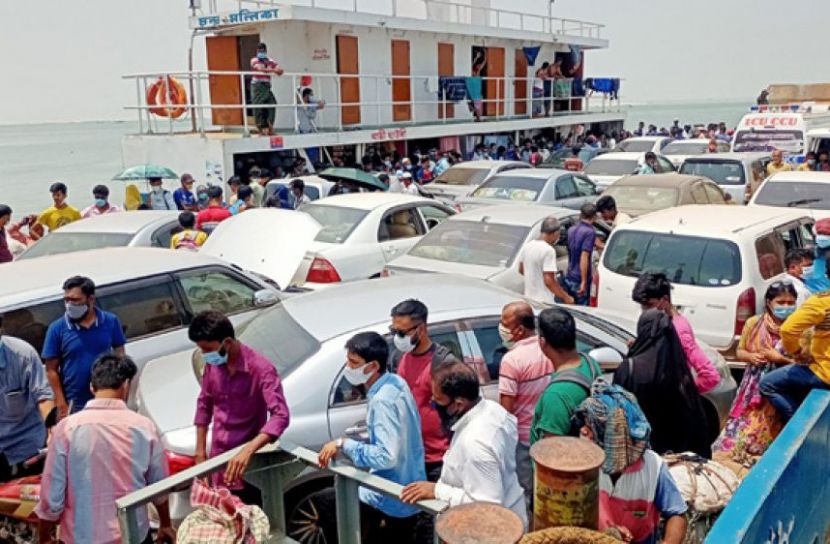 লাশবাহী গাড়ির সাথে যাত্রী পার হচ্ছে
