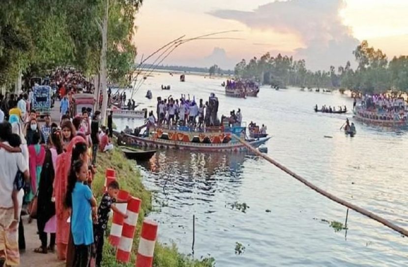 বিধিনিষেধ উপেক্ষা করে নৌ-ভ্রমণ