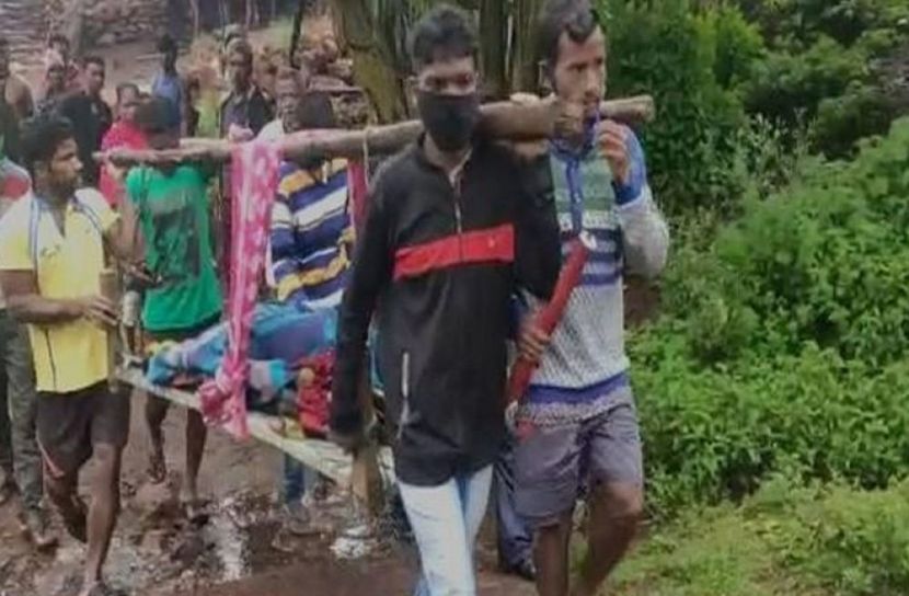 অন্তঃসত্ত্বা কাঁধে নিয়ে ৮ কিলোমিটার!