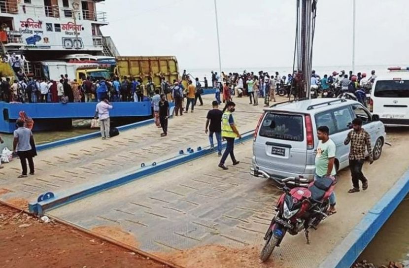 দৌলতদিয়া ঘাটে ঢাকামুখী যাত্রী বেড়েছে