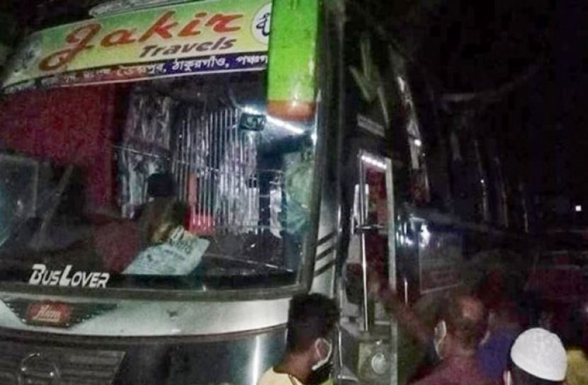ঢাকাগামী বাস ৪৫ যাত্রীসহ আটক