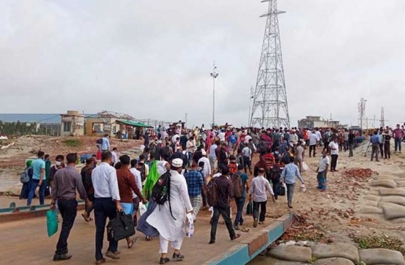 শিমুলিয়াঘাটে যাত্রীদের পারাপার থামছে না 