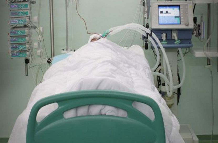ছেলের জন্য আইসিইউ ছেড়ে ওপারে মা
