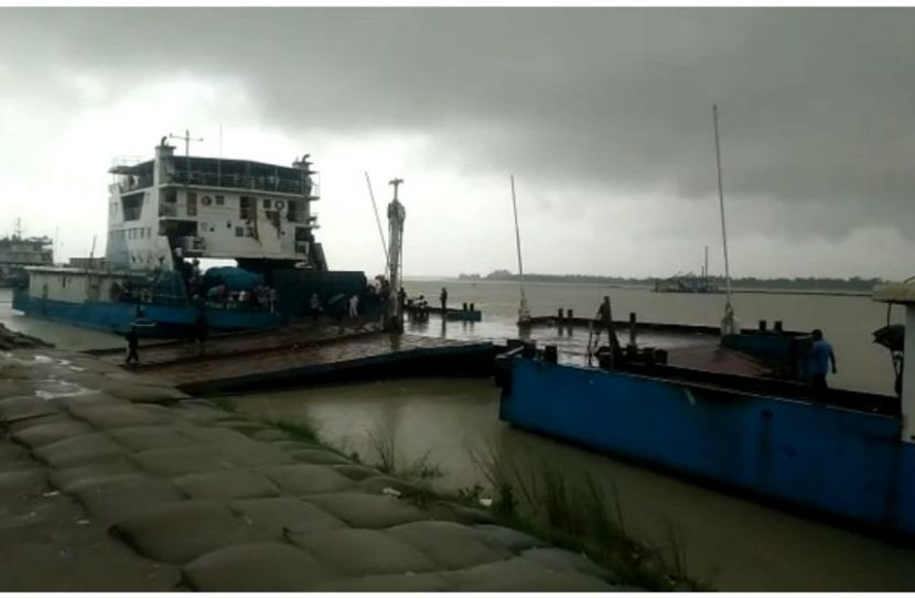 বৈরি আবহাওয়ায় পদ্মা উত্তাল