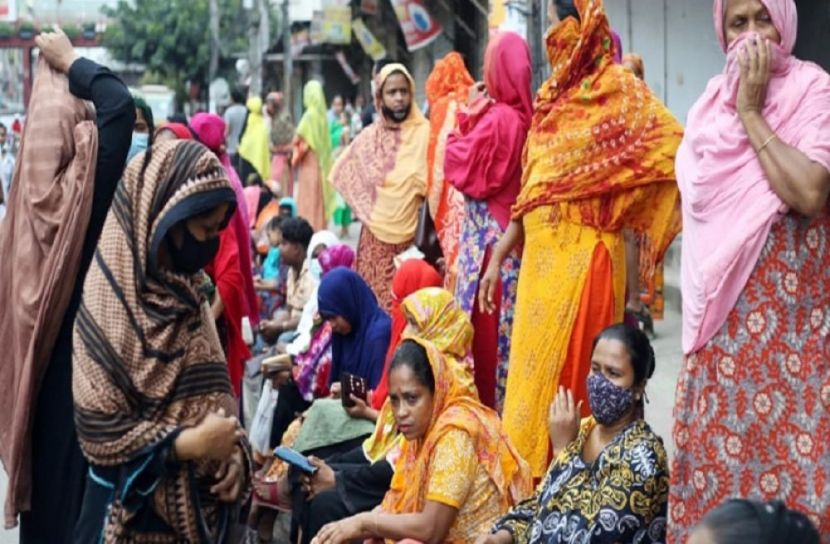 দুপুরে আসে টিসিবির গাড়ি