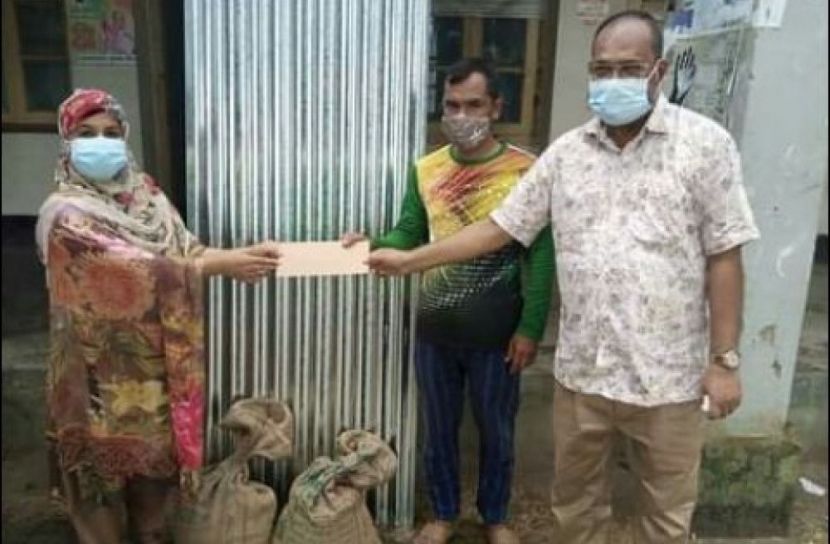 বসতবাড়ি পুড়ে যাওয়ায় অর্থ সহায়তা প্রদান