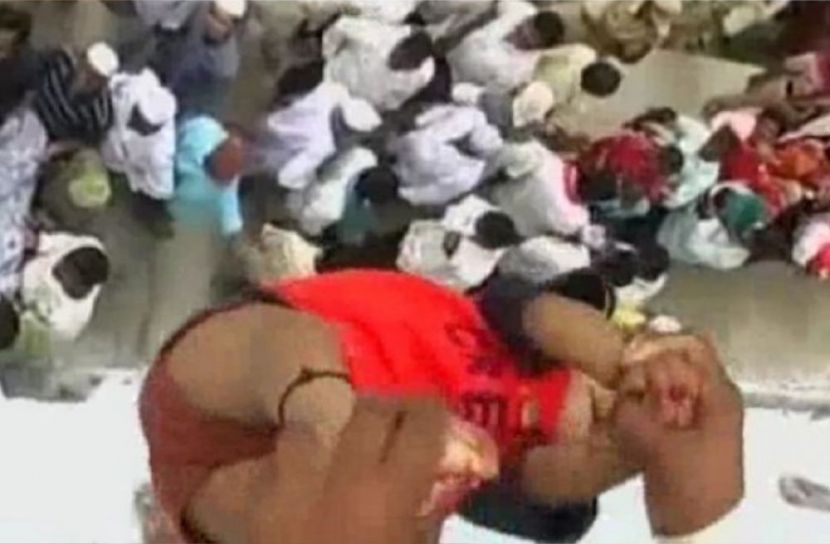 শিশুদের উঁচু থেকে ছুঁড়ে মারা উৎসব 