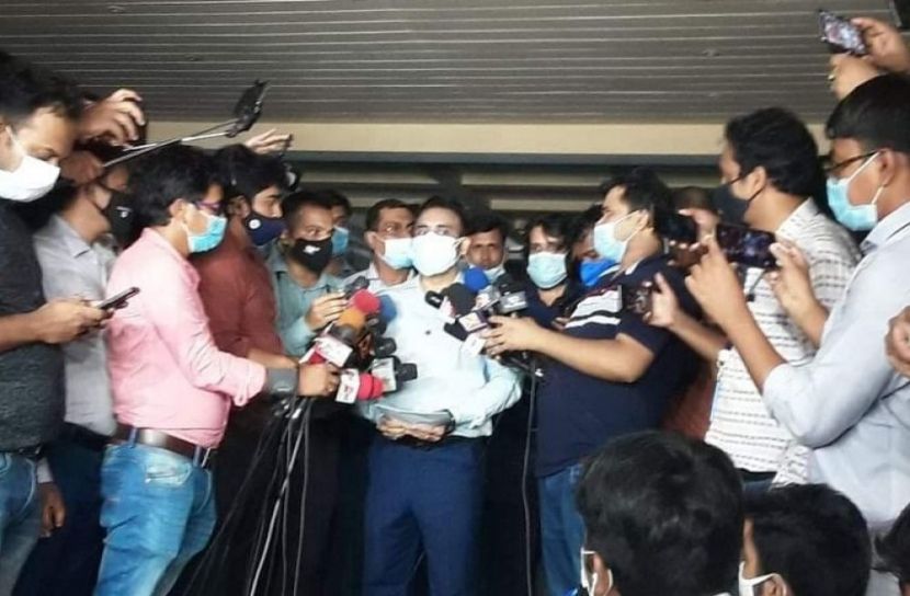 হেলেনার বাসায় হরিণ-ক্যাংগারুর চামড়া, মদ, ইয়াবা, ক্যাসিনোসামগ্রী