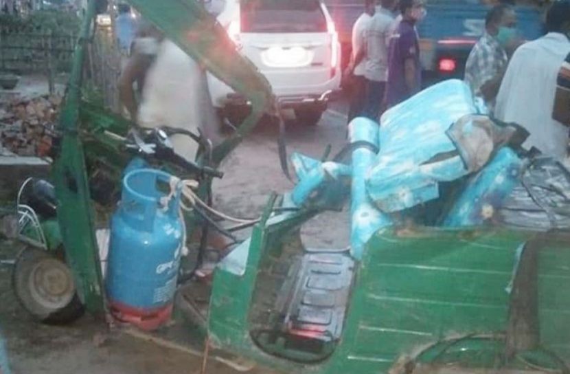 গাইবান্ধায় কাভার্ডভ্যানের চাপায় নিহত ৪