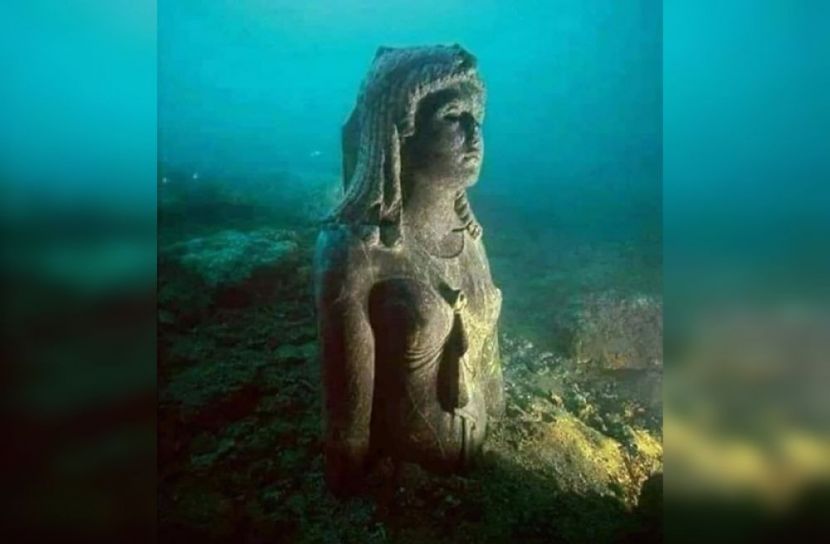 ডুবে যাওয়া প্রাসাদে ক্লিওপেট্রার ভাস্কর্য