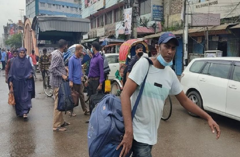 ঢাকা আসতে ভাড়া গুণতে হচ্ছে চার গুণ 