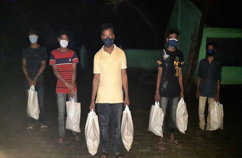 রাতে খাদ্য নিয়ে ছুটেন তারা
