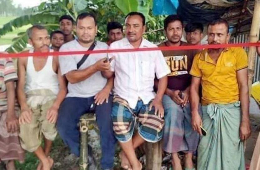 ফিতা কেটে মাচাং উদ্বোধন করছেন যুবলীগ নেতা আনিসার রহমান