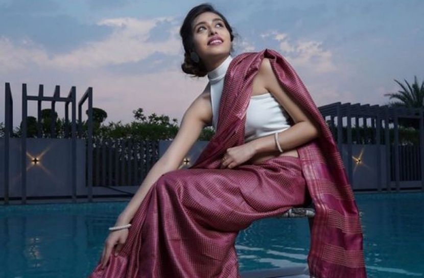 শাড়ি পরে স্টাইল করুন 