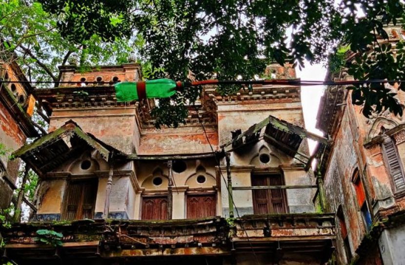 বাড়ির কাছে জমিদার বাড়ি