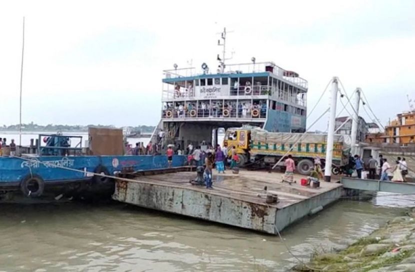 শিমুলিয়া নৌরুটে লঞ্চ বন্ধ, বাড়ছে যাত্রীর চাপ
